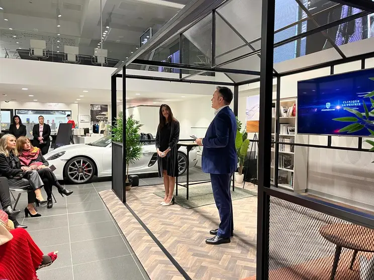Jordi Curros, gerente de Centro Porsche A Coruña, dio la bienvenida al showroom conjunto con La Prairie.