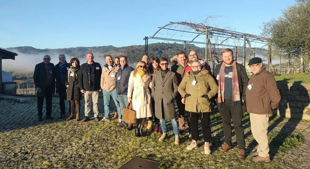 Los profesionales participantes, durante una visita a una de las bodegas de la D.O. Ribeiro.