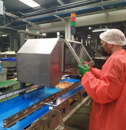 Investigador de Anfaco trabajando con el prototipo de maquina de control de grasa y humedad del atún.