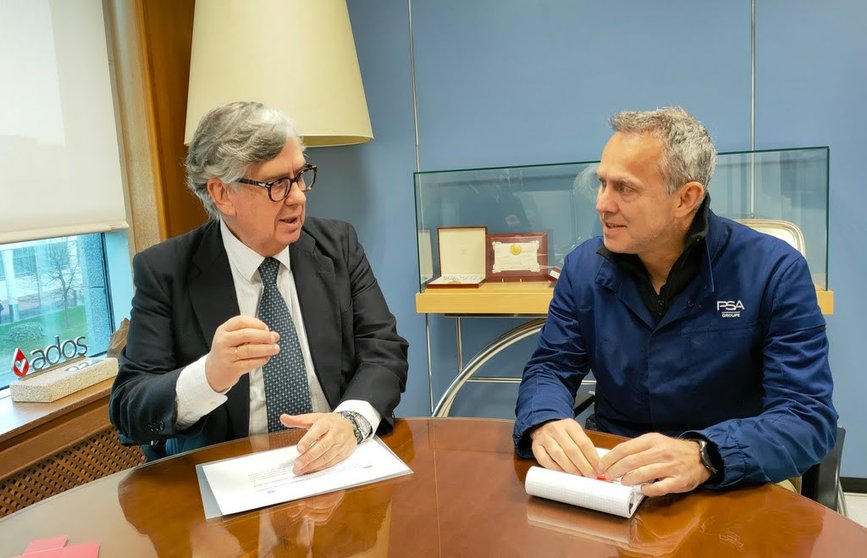 El presidente de la CEG, Juan Vieites, reunido con el director de Stellantis Vigo, Ignacio Bueno.