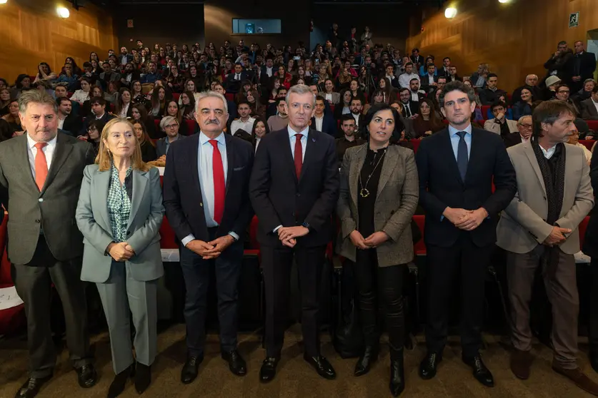 El fundador de Hotusa, Amancio López (izq.) con autoridades invitadas al acto del 10º aniversario en Chantada.