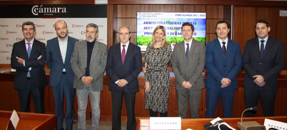 Foto de familia de los participantes en el foro “Armas financieras para el sector agroalimentario: proyectos y desarrollos”, celebrado en la Cámara coruñesa.