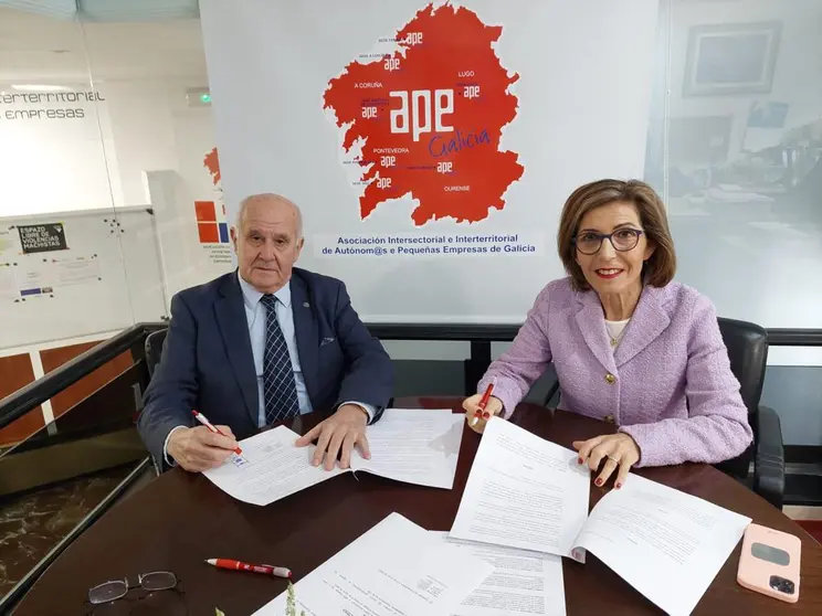 José Ramón Caldas, presidente de APE Galicia, y Carla Reyes, presidenta de Executivas de Galicia.