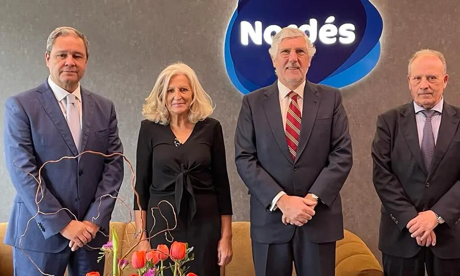 Tino Fernández, presidente de Altia; Carmen Olmedo, socia de Nordés; João Mira-Gomes,
embajador de Portugal en España y Carlos López Navaza, presidente de Nordés Club Empresarial.