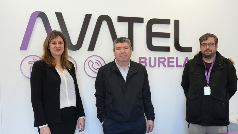 De izq a dcha. Laura González, responsable comercial de Avatel en Galicia, Alfredo Llano, alcalde de Burela y Carlos Garabatos, gerente del punto de venta.