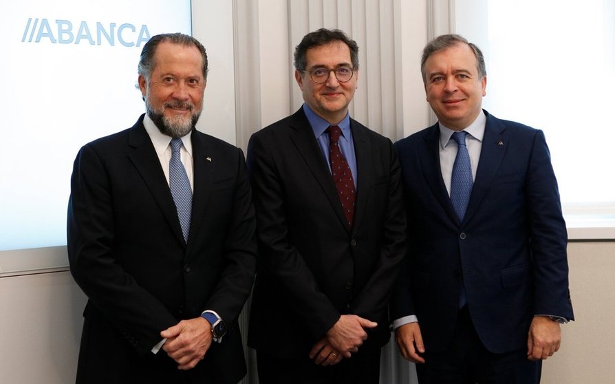 El presidente de Abanca, Juan Carlos Escotet Rodríguez, el deputy CEO de BFCM, Alexandre Saada, y el CEO de Abanca, Francisco Botas.