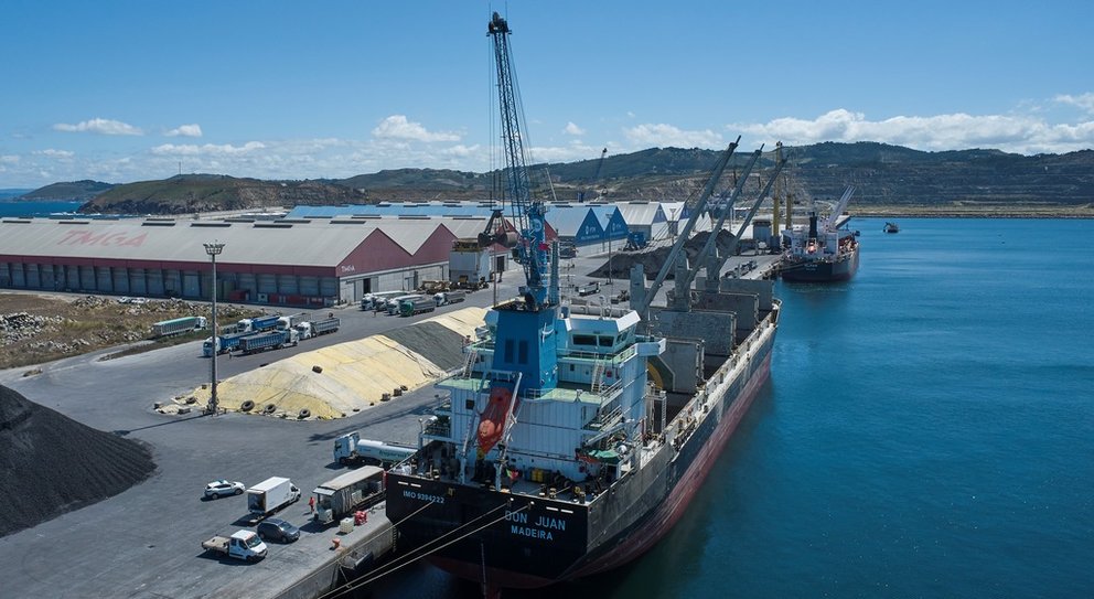Descarga de mercancía en el Puerto Exterior de A Coruña.
