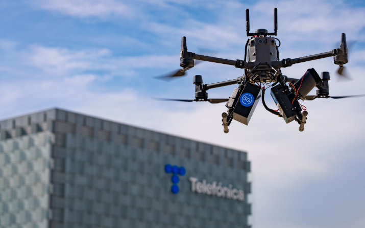 Imagen de un dron volando en el entorno de la sede central de Telefónica, en Madrid, durante la presentación de caso de uso, el pasado 16 de febrero.