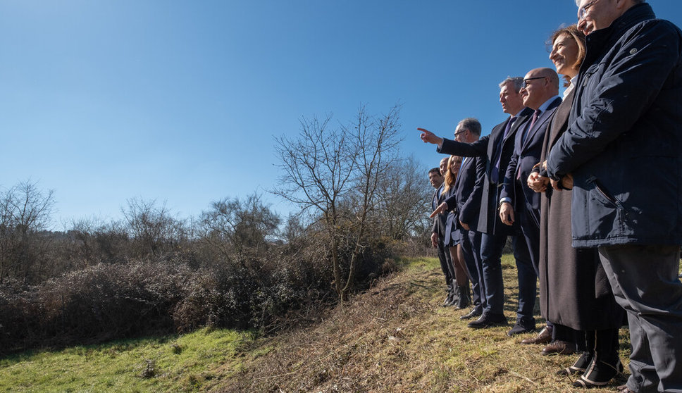 Las autoridades observando los terrenos en que se ampliará el polígono de San Cibrao das Viñas.