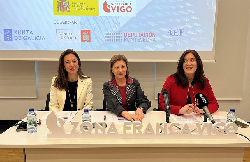 Inés González, directora general de Zona Franca; Elena Espinosa, concejala y teniente de alcalde en Vigo y Raquel Robledo, directora de FranquiAtlántico.