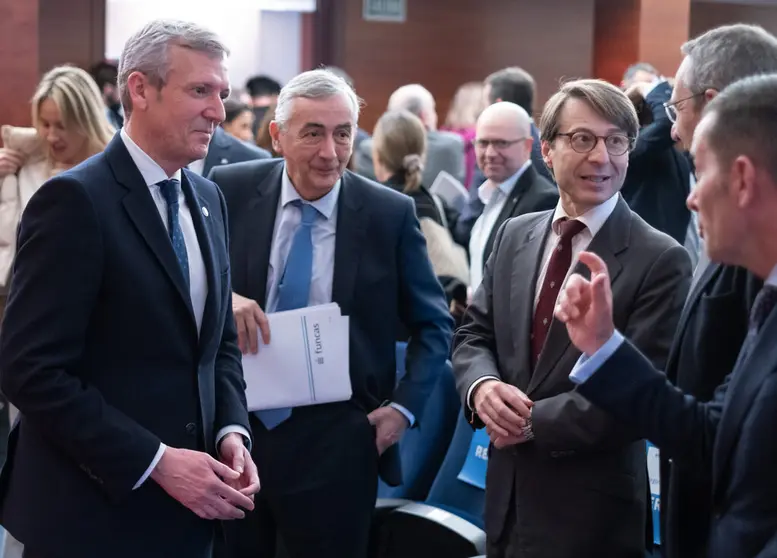 O titular do Executivo galego, Alfonso Rueda, acompañado do conselleiro de Facenda e Administración Pública, Miguel Corgos, acude á presentación das previsións económicas de Funcas para as Comunidades Autónomas. Sede Afundación (Vigo) 06/03/23.