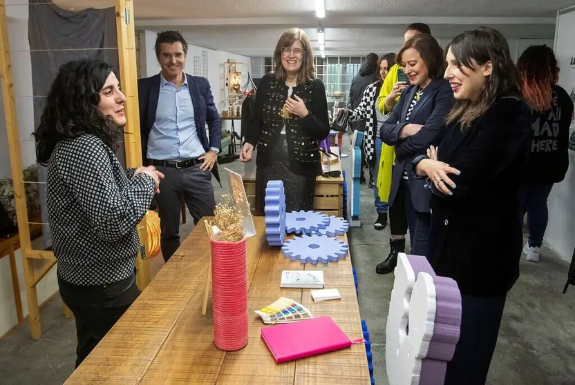 A conselleira de Promoción do Emprego e Igualdade, María Jesús Lorenzana, visita Creativas Galegas, firma beneficiaria do programa autonómico Emega de axudas ao emprendemento feminino .