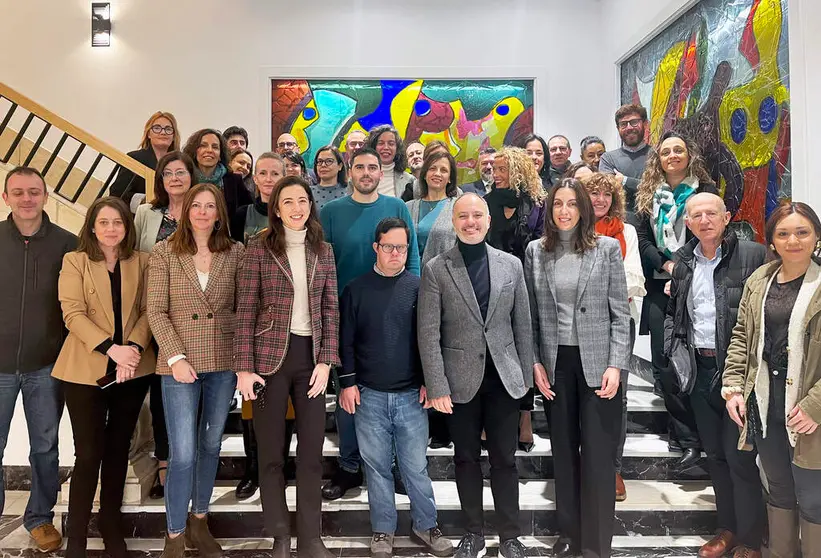 Concentración del personal de Zona Franca en el hall de la sede del Consocio con el delegado del Estado, David Regades, y la directora del ICEX en Galicia, Patricia Pérez.