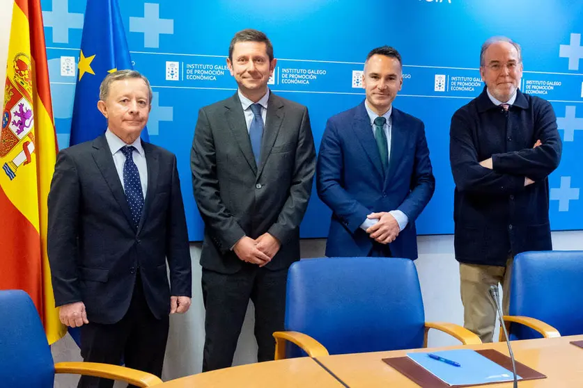 El director del Igape (2º por la der.) con os representantes de las cámaras de comercio de Pontevedra, Vigo y Vilagarcía, de A Coruña y de Santiago./X.CRESPO.