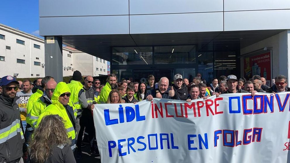 Concentración de protesta de los trabajadores del almacén logístico de Lidl en Narón.