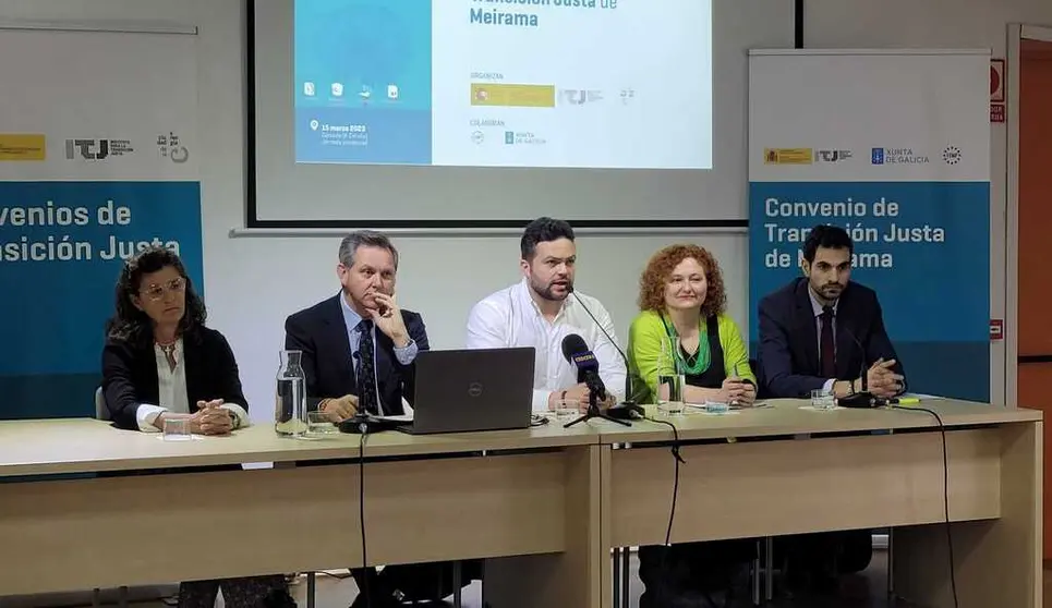 La representante de la FEMP, el delegado del Gobierno en Galicia, el alcalde de Cerceda, la directora del ITJ y el director xeral de Planificación Enerxética e Recursos Naturais.