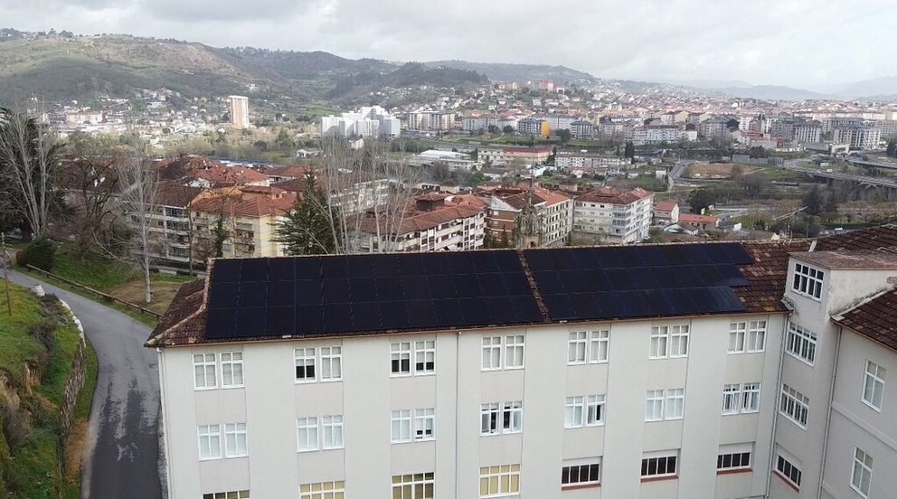 Solgaleo ha instalado 63 paneles fotovoltaicos en el edificio del Seminario Menor de Ourense.