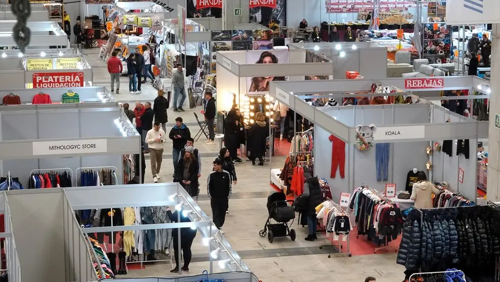 Público en la primera jornada de Flash Market Outlet Galicia, en Silleda.