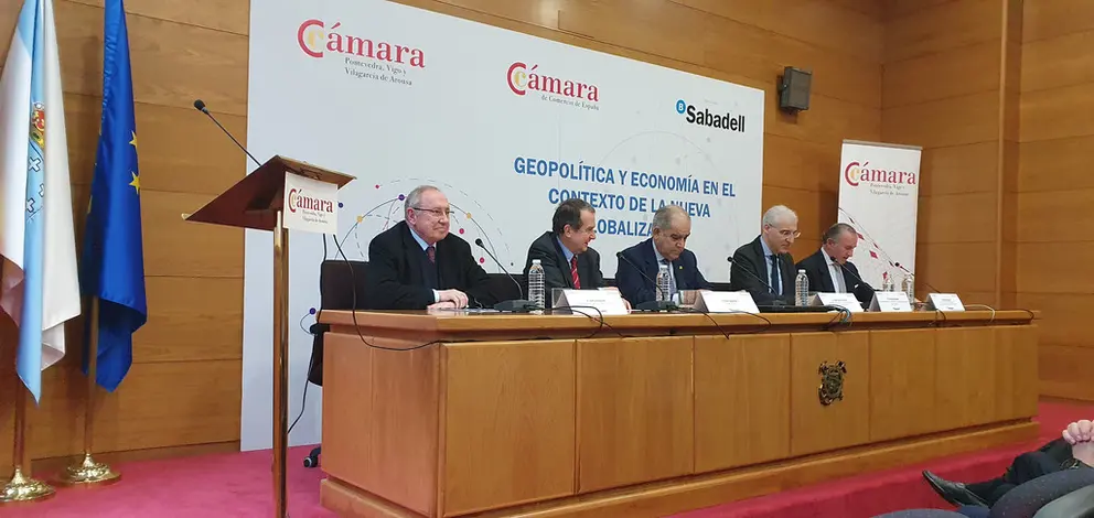 El presidente de la Cámara de España, el alcalde de Vigo, el presidente de la Cámara de Pontevedra, Vigo y Vilagarcía, el vicepresidente primero de la Xunta en la clausura del encuentro