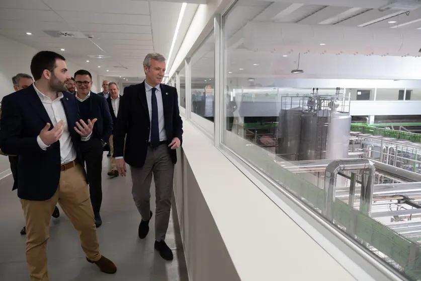 O presidente da Xunta, Alfonso Rueda, acompañado do vicepresidente primeiro e conselleiro de Economía, Industria e Innovación, Francisco Conde, e do conselleiro do Medio Rural, José González, visita as instalacións de InLeito. Fábrica InLeit, Curtis, 20/03/23.