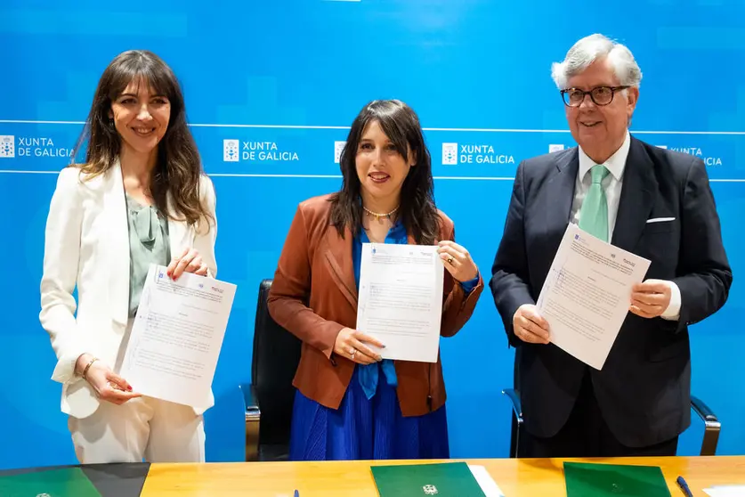 La representantes de la Asociación de Mujeres en el Sector Público, Concepción Campos, la conselleira María Jesús Lorenzana, y el presidente de la CEG, Juan Vieites./XOAN CRESPO.
foto xoán crespo