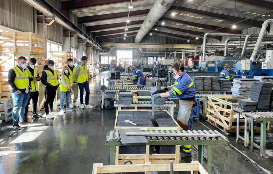 Los estudiantes de a Escuela Técnica Superior de Caminos, Canales y Puertos de la
UDC visitaron la nave de Pizarras Castrelos.