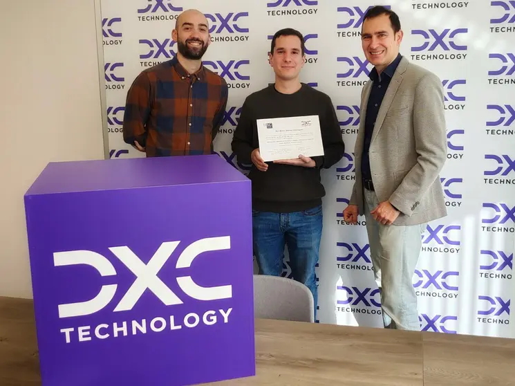 Marcos Baleato, ganador del TFM, con el diploma acreditativo, acompañado por su tutor, Pablo Lombao, de FINSA (izq.) y el representante de DXC, Adolfo Sanz(1)