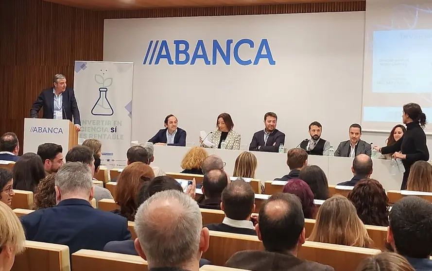 Participantes en la jornada "Invertir en ciencia sí es rentable", celebrada en Santiago.