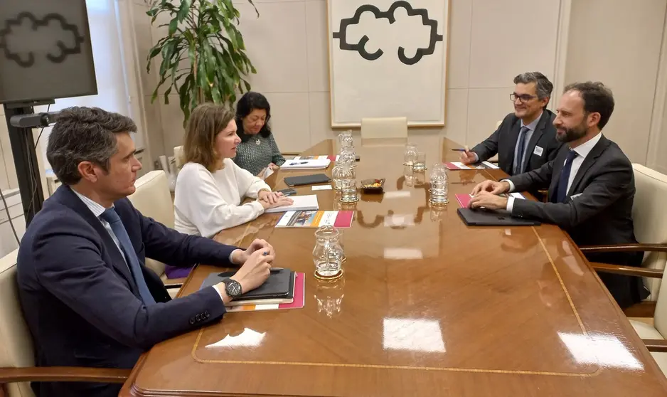 El gerente y el presidente del Clúster da Función Loxística de Galicia (der.) fueron recibidos en Madrid por la secretaria general de Transportes y Movilidad y el director general de Transportes Terrestres del MITMA.