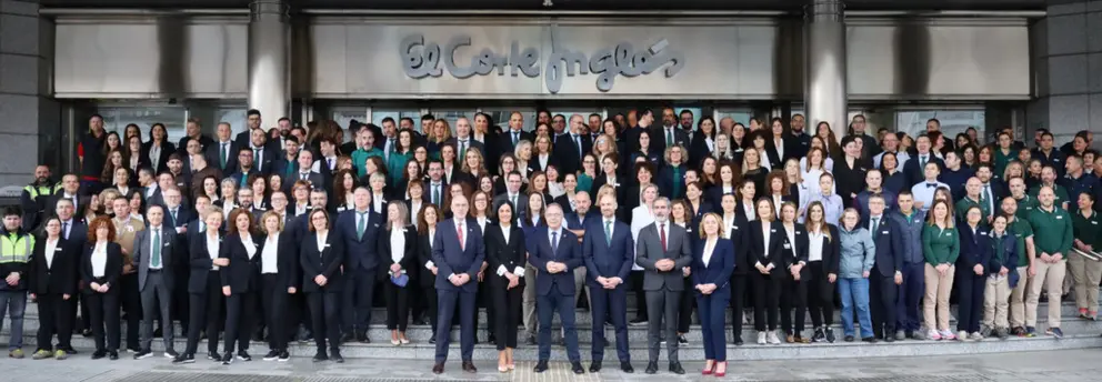 Foto de familia de autoridades, directivos y parte del equipo de El Corte Inglés de Santiago.