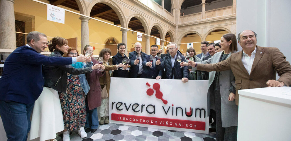 Autoridades en la inauguración de Revera Vinum en Santiago de Compostela.