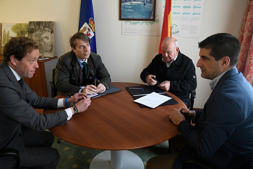 El El conselleiro de Facenda e Administración Pública, Miguel Corgos, firmó hoy con los alcaldes de Punxín y Toén, los convenios para el desarrollo de servicios financieros en los municipios, en presencia del delegado de la Xunta en Ourense.