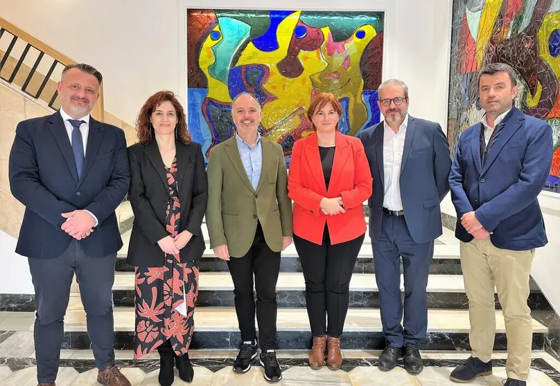 Juan Manuel López-Gallego, Sales Manager de H2B2; Mayka Vila Comesaña, Delegada de Imesapi Galicia; David Regades, Delegado de Estado en el Consorcio de la Zona Franca de Vigo; África Castro, Directora de Estrategia, Desarrollo de Negocio y Comunicación de H2B2; Tomás Omar Bravo Martín, Director de Producción de Imesapi; y Juan Francisco Pérez Moraleda, Director de Contratación de Imesapi.