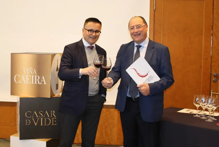 El conselleiro de Medio Rural, José González, junto al presidente de Bodegas Carromera, Carlos Moro.