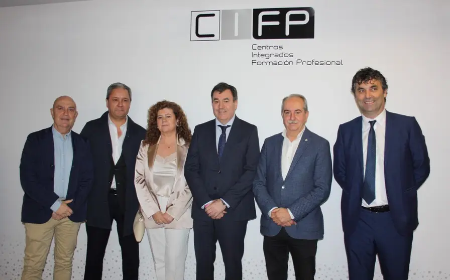 El conselleiro de Cultura, Educación, FP y Universidades, Román Rodríguez, y el presidente de la Cámara de Comercio de A Coruña, Antonio Couceiro, presentaron EduInspira en el CIFP de Someso