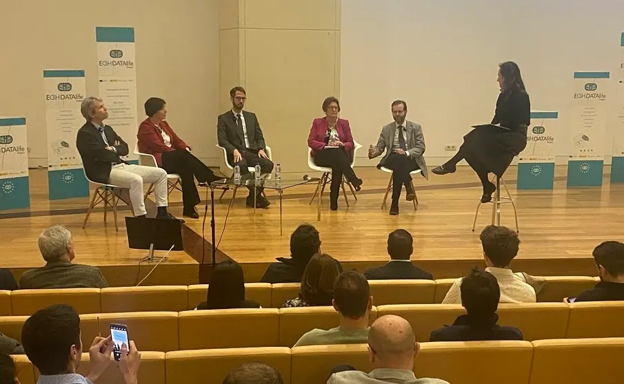 Mesa sobre "Retos sectoriales y digitalización" con Carme Pampín, por el Cluster Tecnolóxico Empresarial das Ciencias da Vida (Bioga); Ricardo González, por Clúster da Madeira e o Deseño de Galicia (CMD); Rocío Mosquera, por el Cluster Saúde de Galicia (CSG); Santiago Cabaleiro, por el Clúster da Acuicultura de Galicia (CETGA) y Roberto C. Alonso, por ANFACO-CECOPESCA.