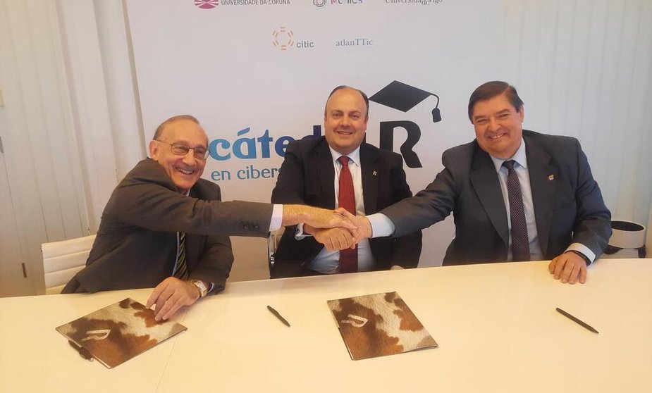 Manuel Reigosa, Alfredo Ramos y Julio Abalde, en la renovación del convenio de la Cátedra R en Ciberseguridad.