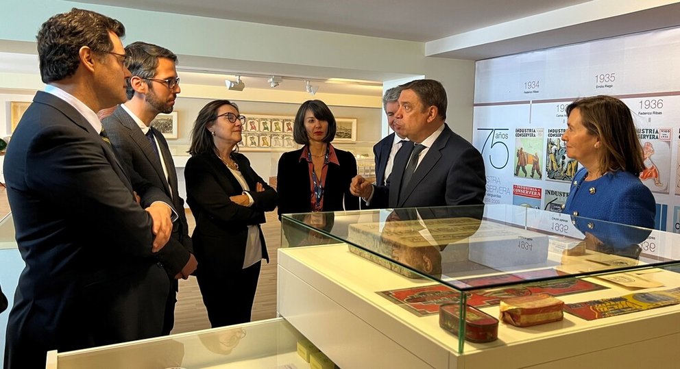 El ministro Luis Planas (centro) junto a otros miembros de la delegación en el Museo de la Conserva de Anfaco.