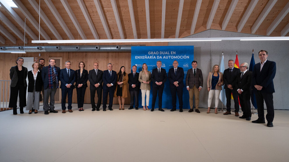 Autoridades y representantes de la Xunta y el sector de la automoción presentes en la firma del convenio para impulsar el grado de Enxeñaría da automoción dual de la Universidade de Vigo