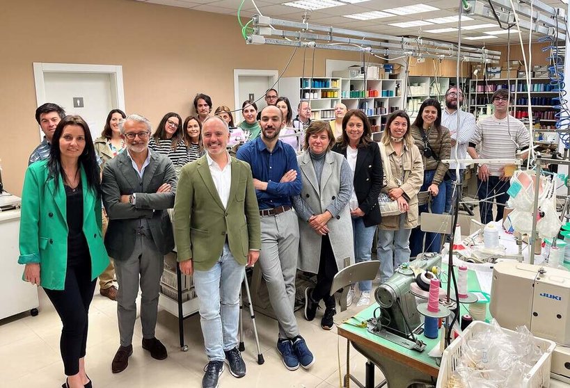 Los participantes en ViaTextil, durante su visita a la fábrica de Selmark en Vigo.