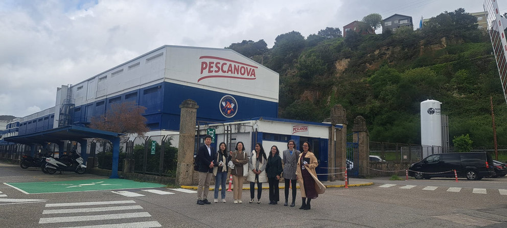 Los participantes en la misión comercial inversa en la visita a Nueva Pescanova.