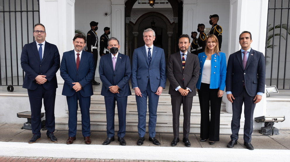El presidente de la Xunta, Alfonso Rueda (centro) junto al presidente de Panamá, Laurentino Cortizo (con mascarilla) y otras autoridades locales.