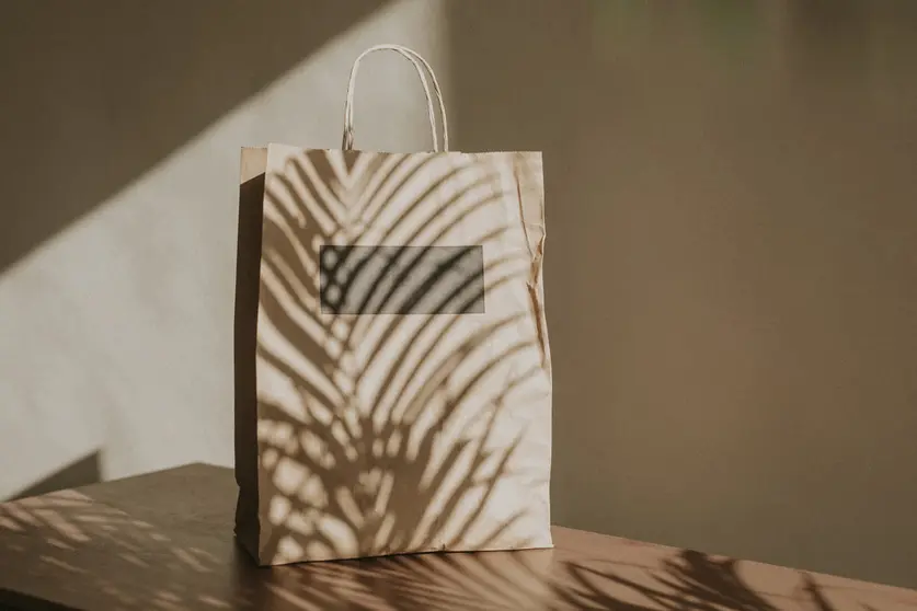 Los comerciantes se inclinan por usar las bolsas de papel para sus locales