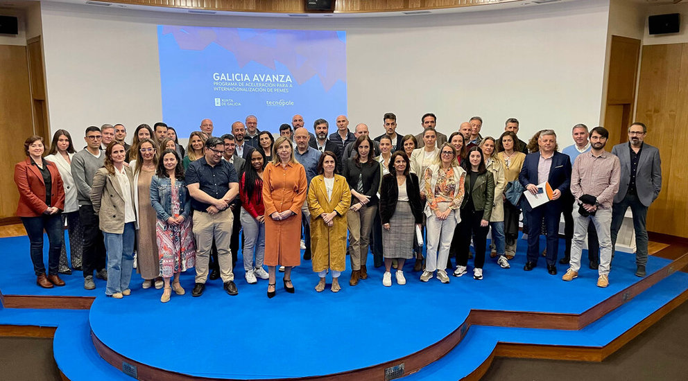 Foto de familia de las empresas participantes en Galicia Avanza con la directora de Gain y el director de la Tecnópole.