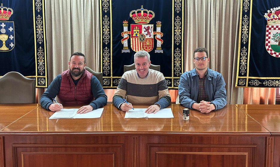 abier Monteagudo, responsable de Promoción de Capital Energy en Galicia, Luis Antonio Gómez Piña, alcalde de A Cañiza, y Martín Fabeiro, del equipo de Promoción de la empresa en Galicia.
