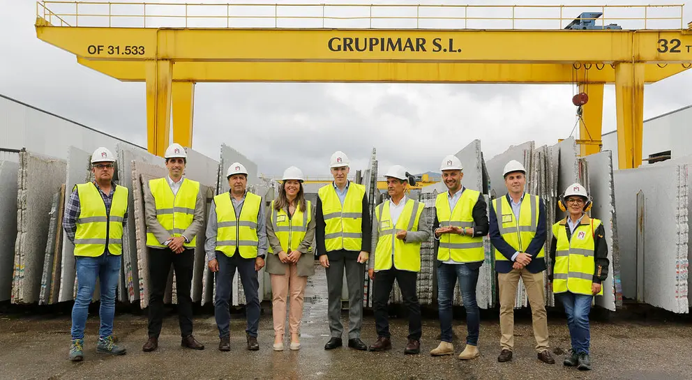 O vicepresidente primeiro da Xunta, Francisco Conde, con parte do plantel de Grupimar, na súa sede no Porriño.