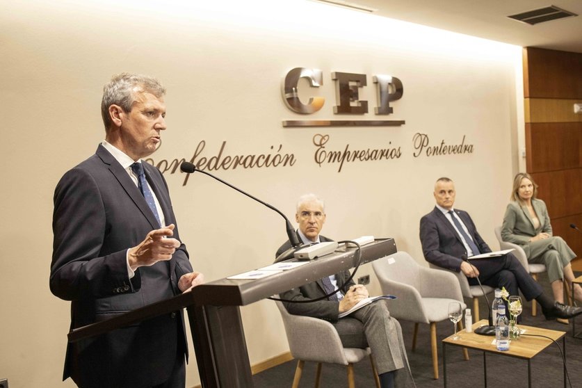 Alfonso Rueda, en su intervención en la CEP, junto a Francisco Conde, Jorge Cebreiros y Marta Fernández-Tapias.