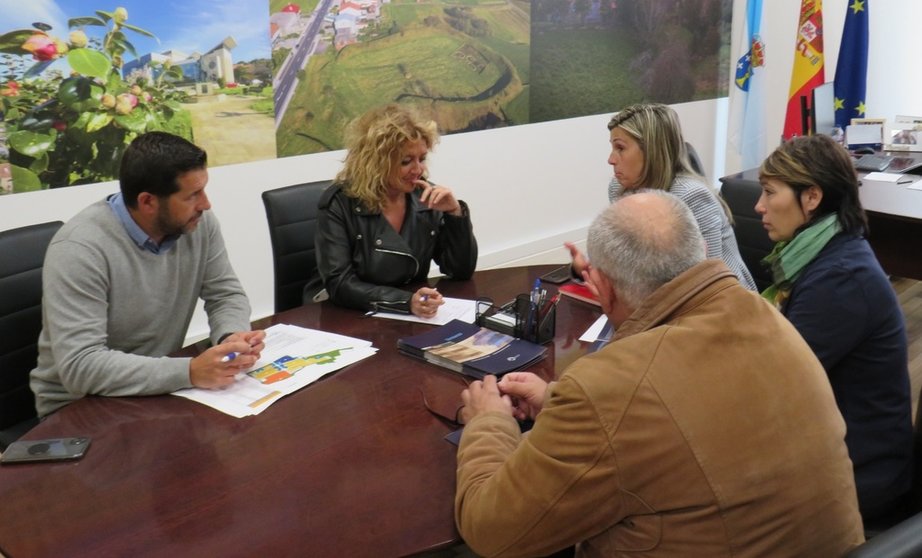 La gerente de “SEA”, Beatriz Sestayo y la alcaldesa de Vimianzo, Mónica Rodríguez, se reunieron con empresarios de la zona.