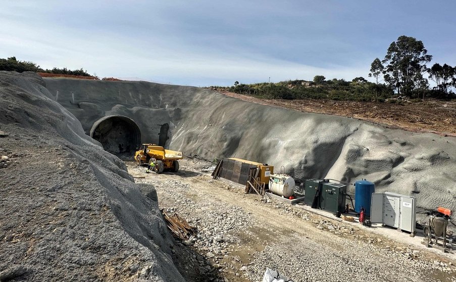 Obras de construcción del túnel 1 del acceso ferroviario al Puerto Exterior de A Coruña.