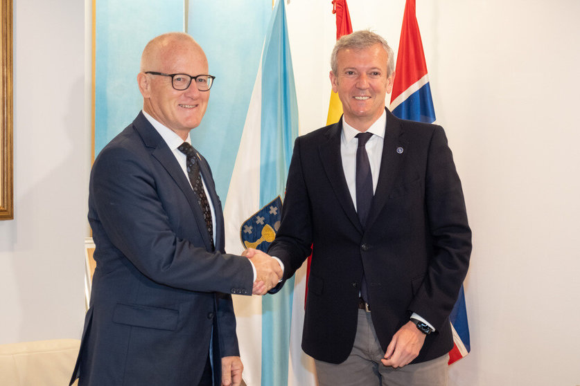 El embajador de Noruega, Nils Haugstveit y el presidente de la Xunta, Alfonso Rueda.